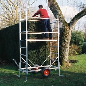 Henchman_platform_on_8'_hedge