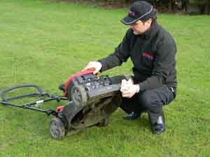 How to check your mower's cutting blade