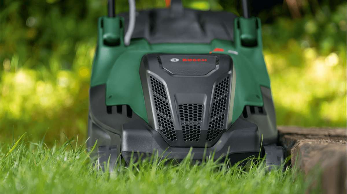 Grass combs for close-to-edge cutting 