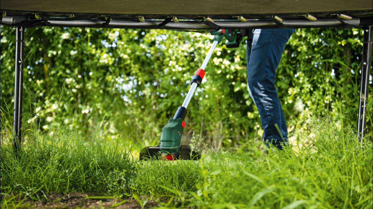 Perfect for tricky areas or underneath benches