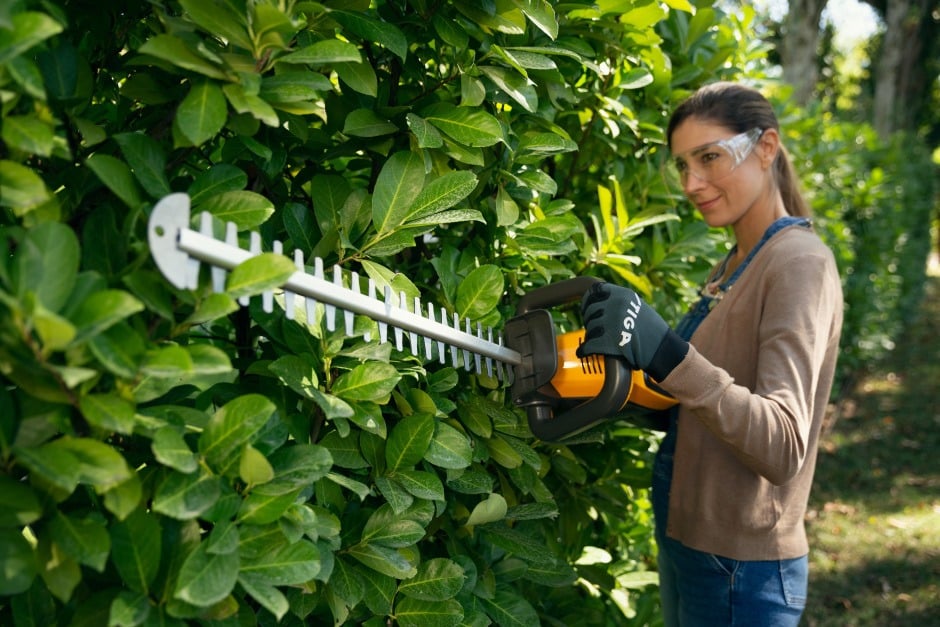 HT500e 48v Cordless Hedge Trimmer Kit by STIGA