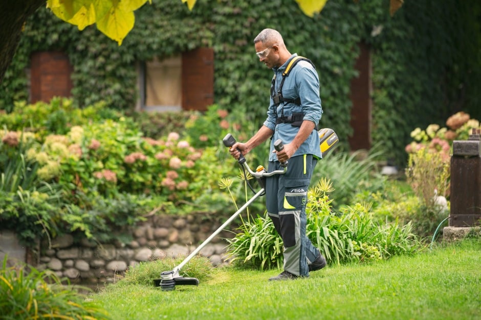 BC 700e B Cordless Brush Cutter Kit by STIGA