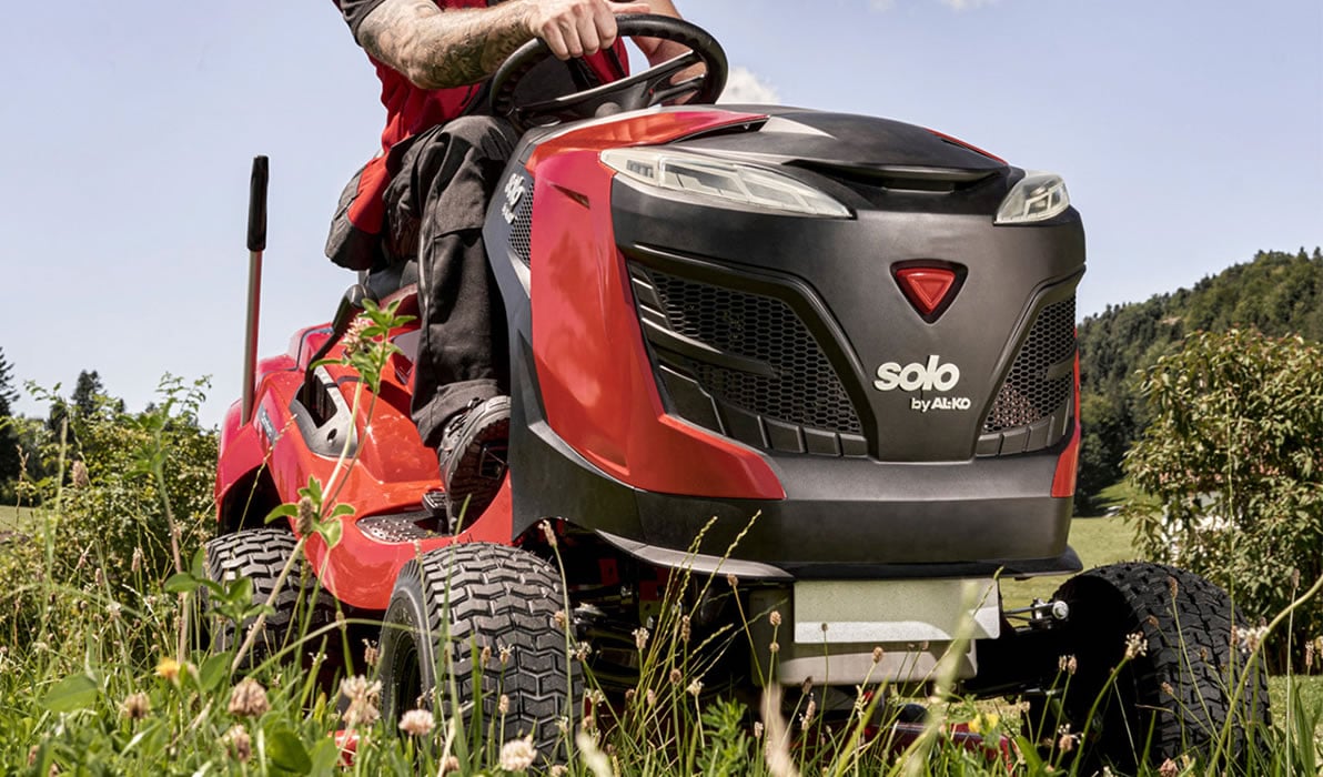 T18-103.3 HD-A V2 Comfort Rear Collect Lawn Tractor by AL-KO
