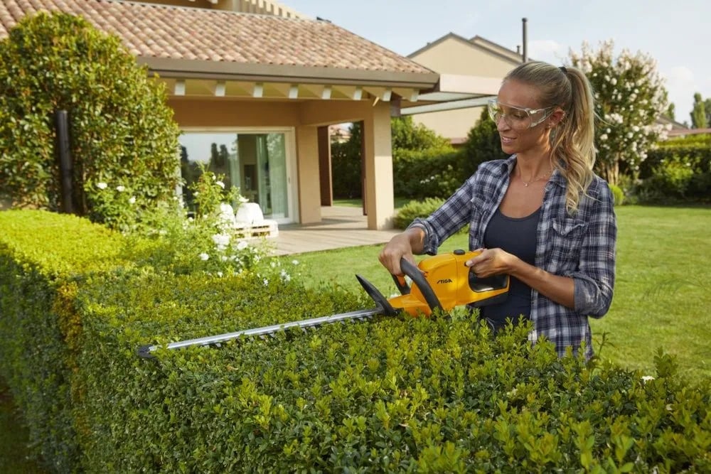 HT100e 20v Cordless Hedge Trimmer Kit (Inc Battery & Charger) by STIGA