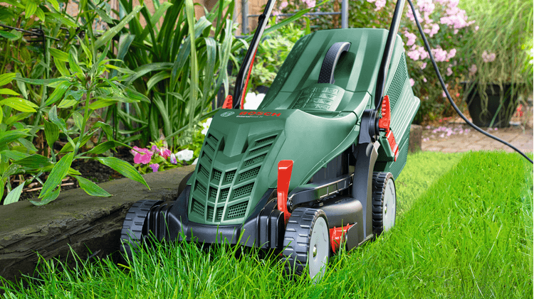 Grass combs for close-to-edge cutting 